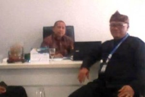 H. Dodo Wardah SE, Direktur Utama Bank Kuningan, didampingi Staffnya Arif Komara SE dan Ulan SE